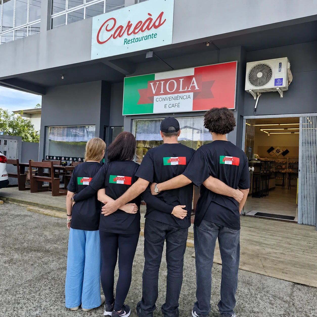 Fachada do Viola Conveniência e Café e equipe na entrada da loja